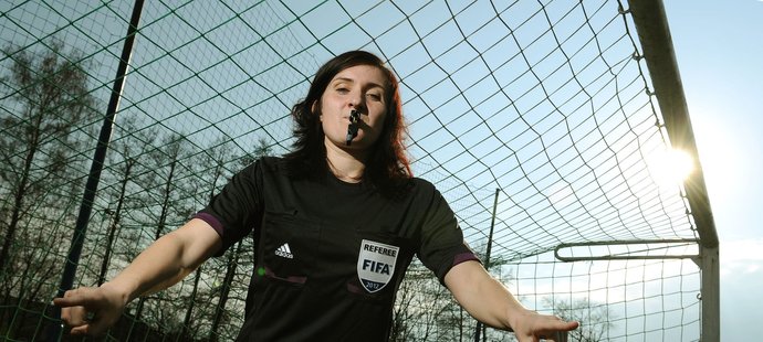 Olga Zadinová se s fotbalisty v divizi nepáře