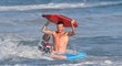 David Beckham surfuje na dovolené v Kalifornii 