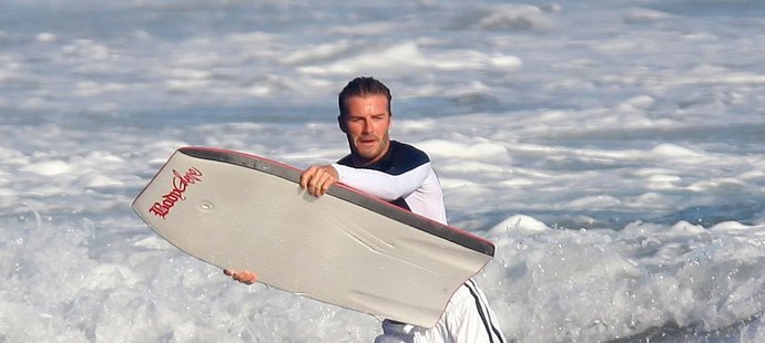 David Beckham surfuje na dovolené v Kalifornii 