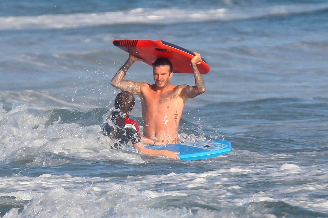 David Beckham surfuje na dovolené v Kalifornii