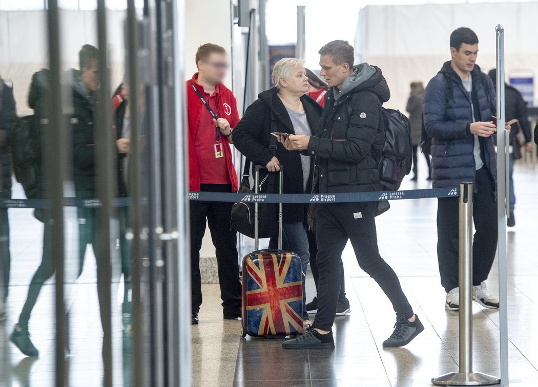 Bořek Dočkal před odletem do Číny na pražském letišti