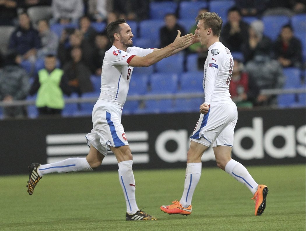 Stoper Tomáš Sivok (vlevo) gratuluje českému střelci prvního gólu proti Kazachstánu, záložníkovi Bořku Dočkalovi