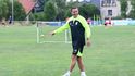 Vladimír Šmicer na trávníku v Dolních Chabrech