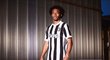 Zřejmě domácí dres Juventusu pro příští sezonu nechtěně ukázal záložník Juan Cuadrado, který jej vyvěsil na svůj Twitter a následně smazal