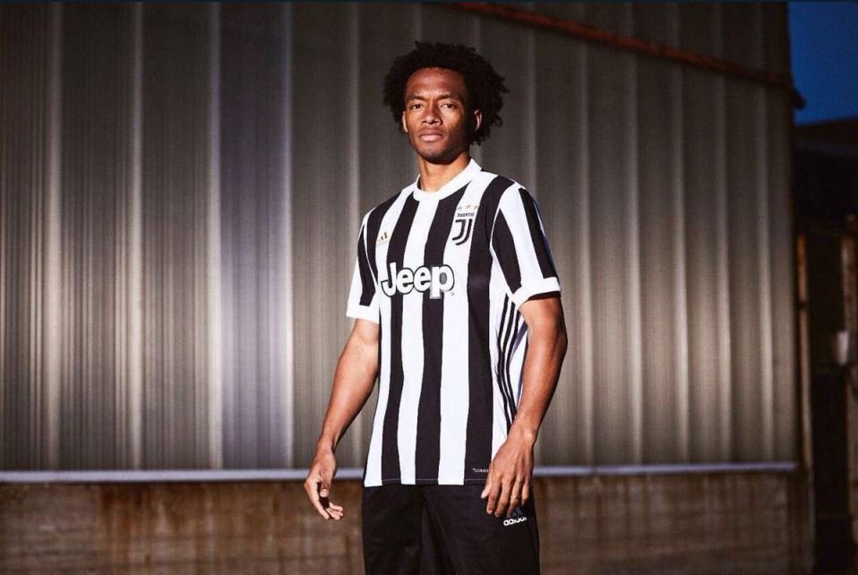 Zřejmě domácí dres Juventusu pro příští sezonu nechtěně ukázal záložník Juan Cuadrado, který jej vyvěsil na svůj Twitter a následně smazal