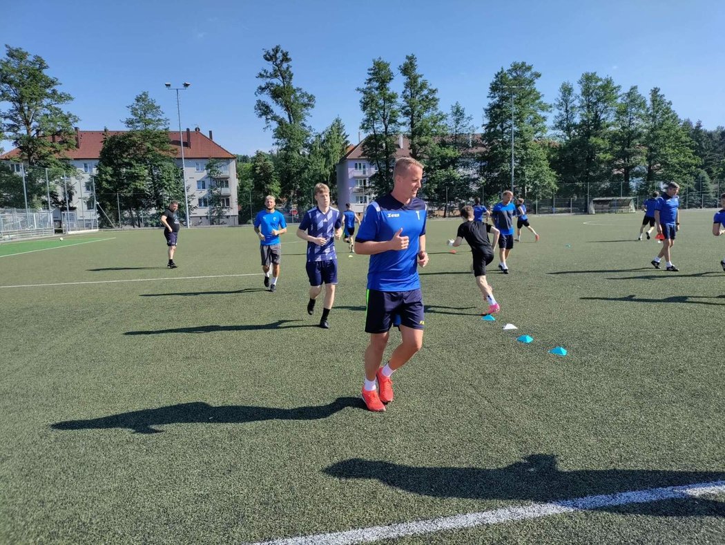 David Limberský už je hráčem třetiligových Domažlic, kde zvládl tiskovou konferenci i první trénink