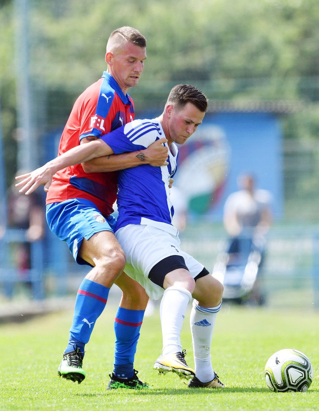 Plzeňský stoper Lukáš Hejda se snaží uhlídat Egona Vůcha z Domažlic