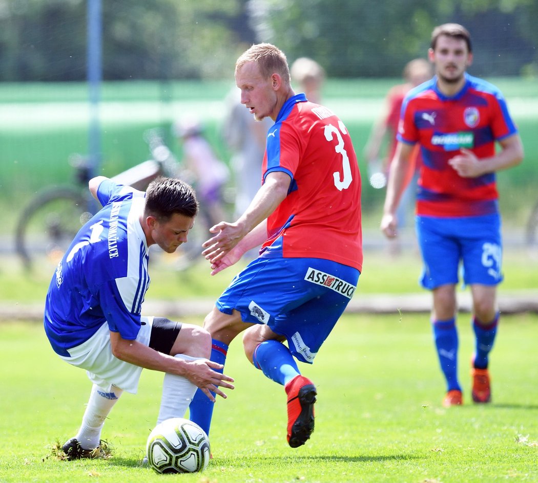 Ondřej Mihalík, letní posila Viktorie Plzeň, v souboji o míč s Egonem Vůchem, který nastoupil za Domažlice