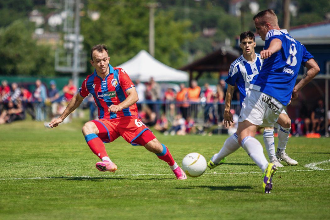 David Limberský nastoupil v přípravě za Domažlice proti Plzni, odehrává balon před Miroslavem Káčerem