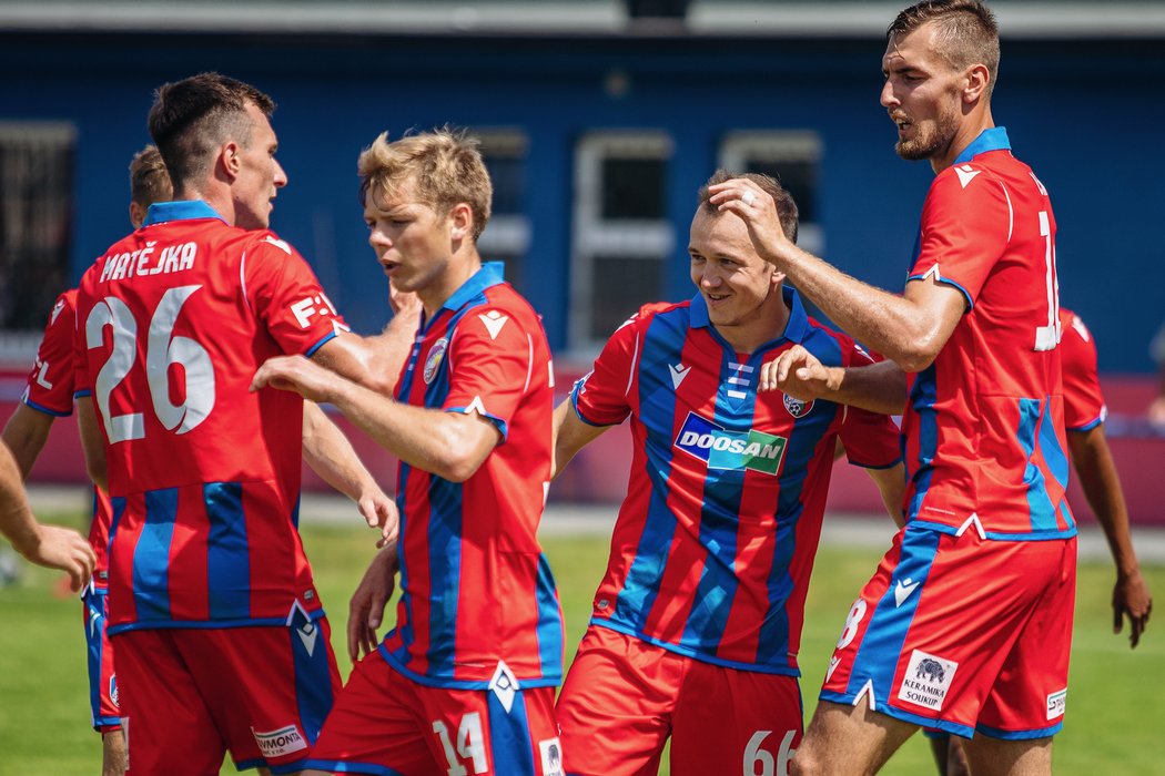 Radost plzeňských fotbalistů po brance do sítě Domažlic