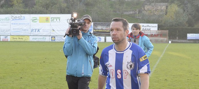 Pavel Horváth odchází ze hřiště po utkání na hřišti Záp, jeho třetiligovou premiéru v dresu Domažlic sledovalo v Zápech okolo 600 diváků