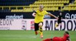Norský útočník Erling Haaland se snaží prosadit v utkání proti Bayernu Mnichov, marně ho brání David Alaba