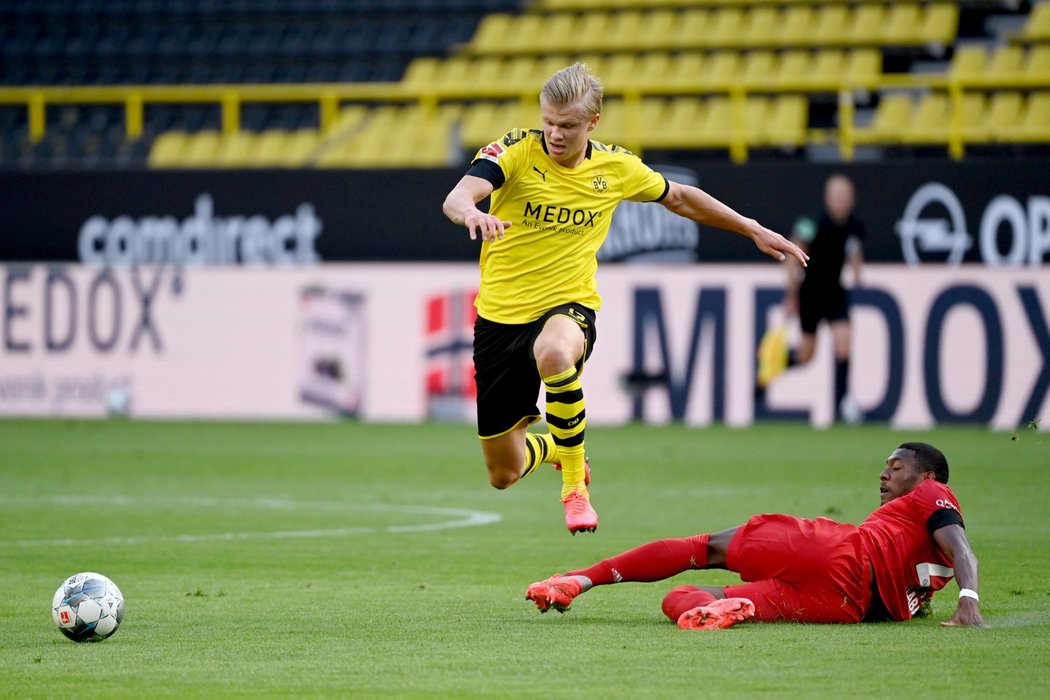 Norský útočník Erling Haaland se snaží prosadit v utkání proti Bayernu Mnichov, marně ho brání David Alaba