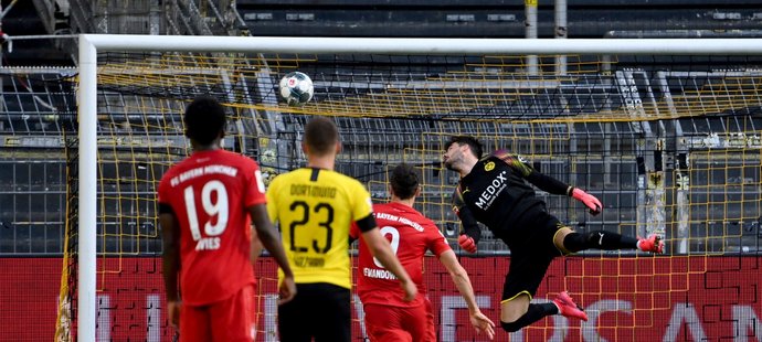 Zápas Borussie Dortmund s Bayernem rozhodl parádním lobem mnichovský záložník Joshua Kimmich