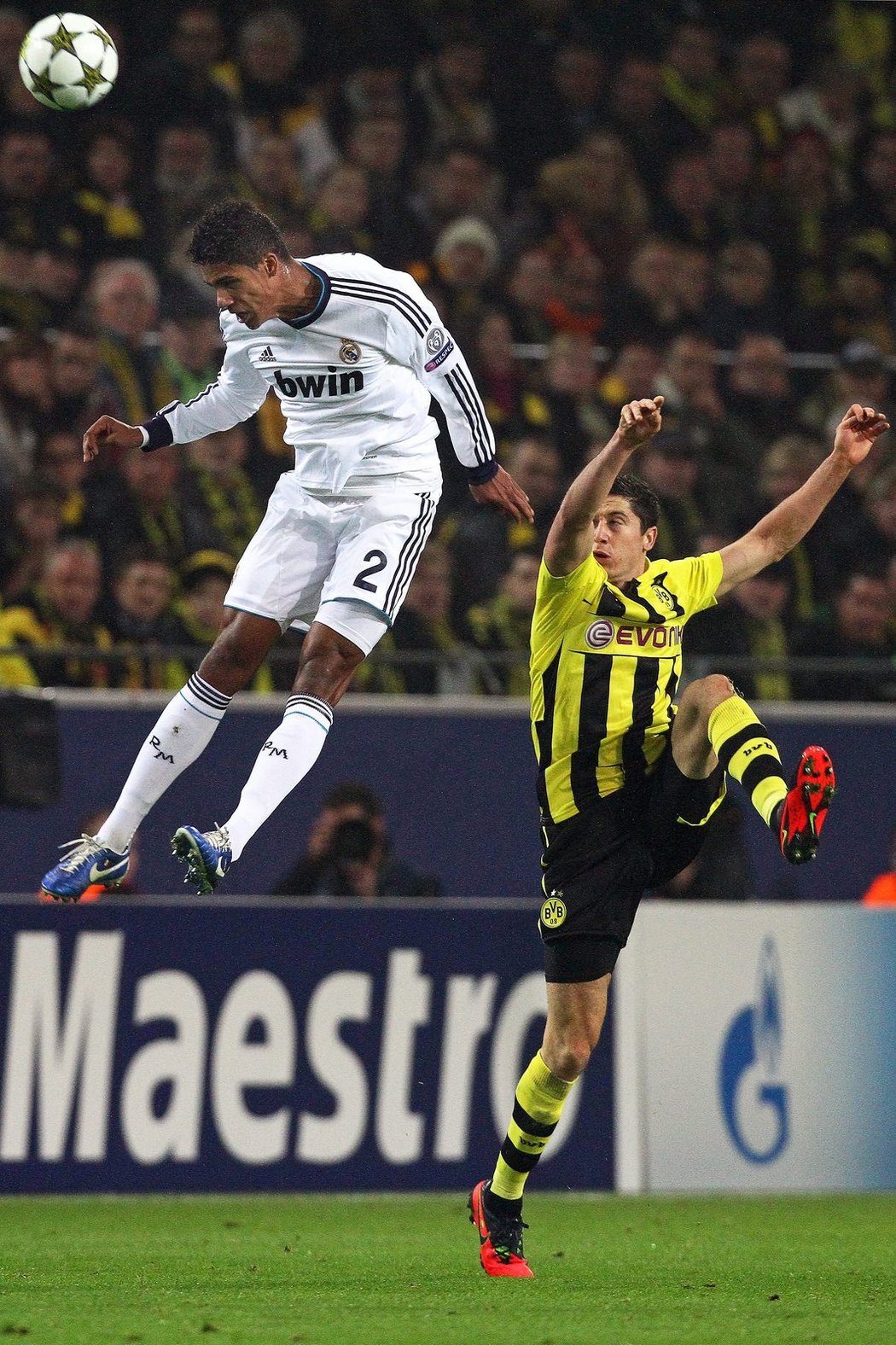 Tenhle souboj ve vzduchu jednoznačně ovládl mladík Varane, kanonýr Dortmundu Lewandowski neměl šanci