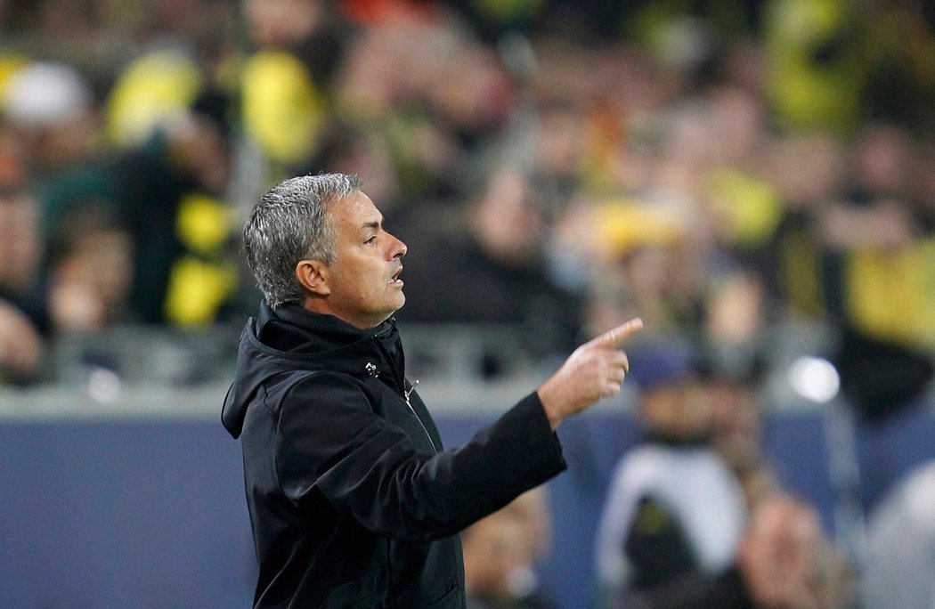 Stratég Mourinho koučuje své svěřence během utkání s Dortmundem