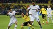 Útočník Dortmundu Paco Alcácer byl obránci Leverkusenu těsně hlídán