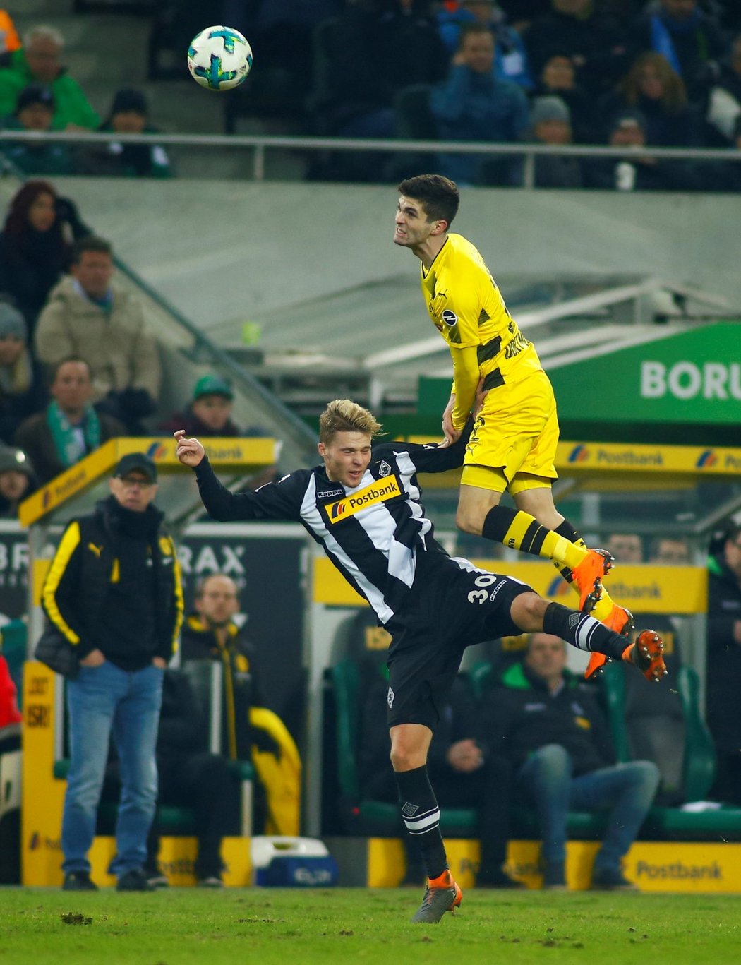 Hlavičkující Christian Pulisic z BVB v zápase s Gladbachem