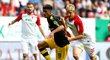 Mahmoud Dahoud v souboji s Martinem Hintereggerem