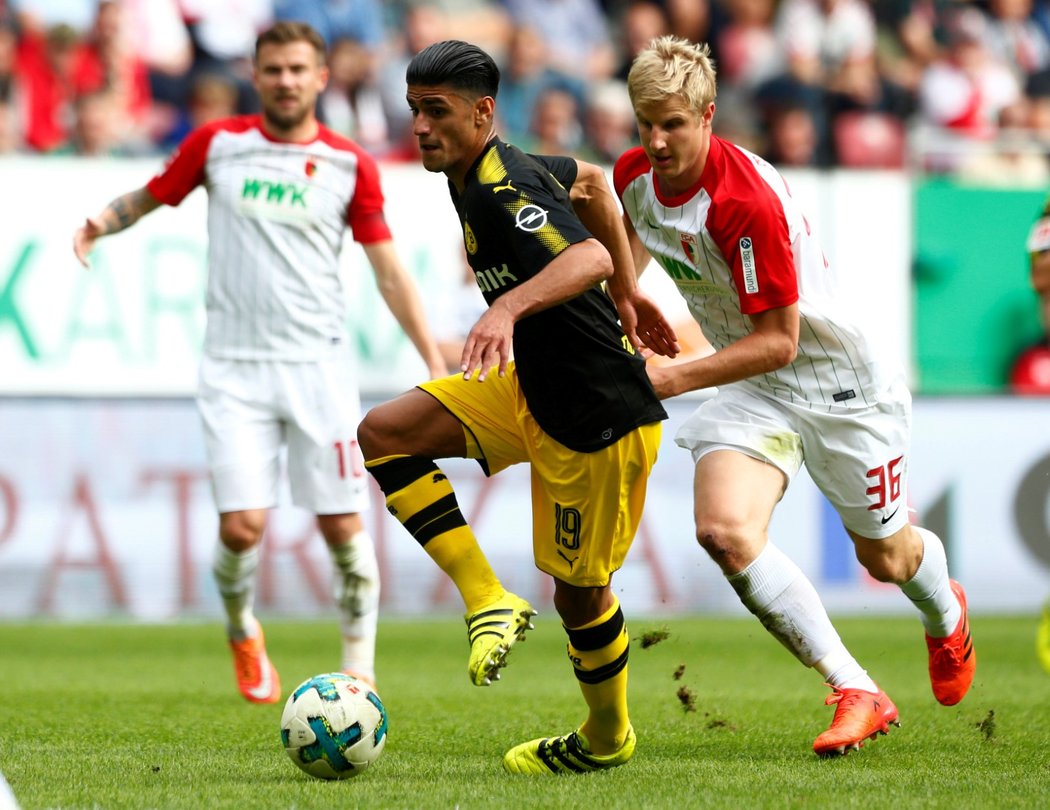 Mahmoud Dahoud v souboji s Martinem Hintereggerem