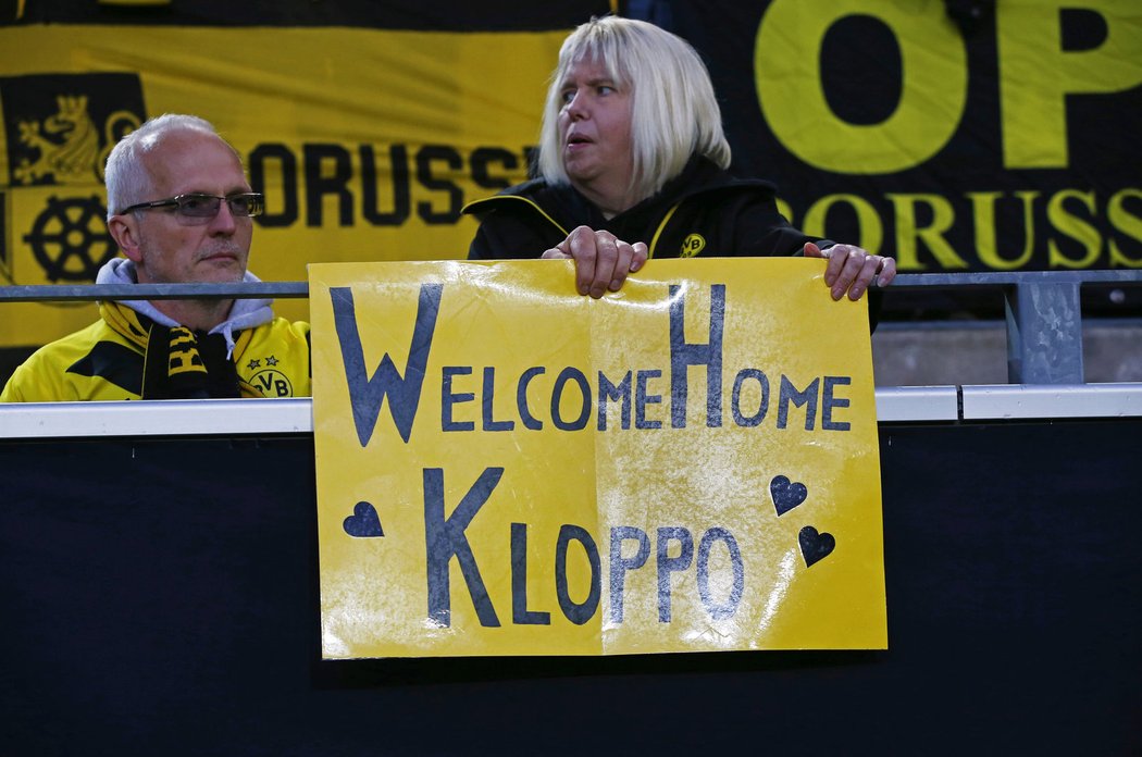 Fanoušci Dortmundu na trenéra Kloppa nezapomněli
