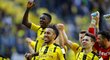 Fotbalisté Dortmundu se radují z triumfu nad Hoffenheimem: zleva Ousmane Dembele, Pierre Emerick Aubameyang a Raphael Guerreiro