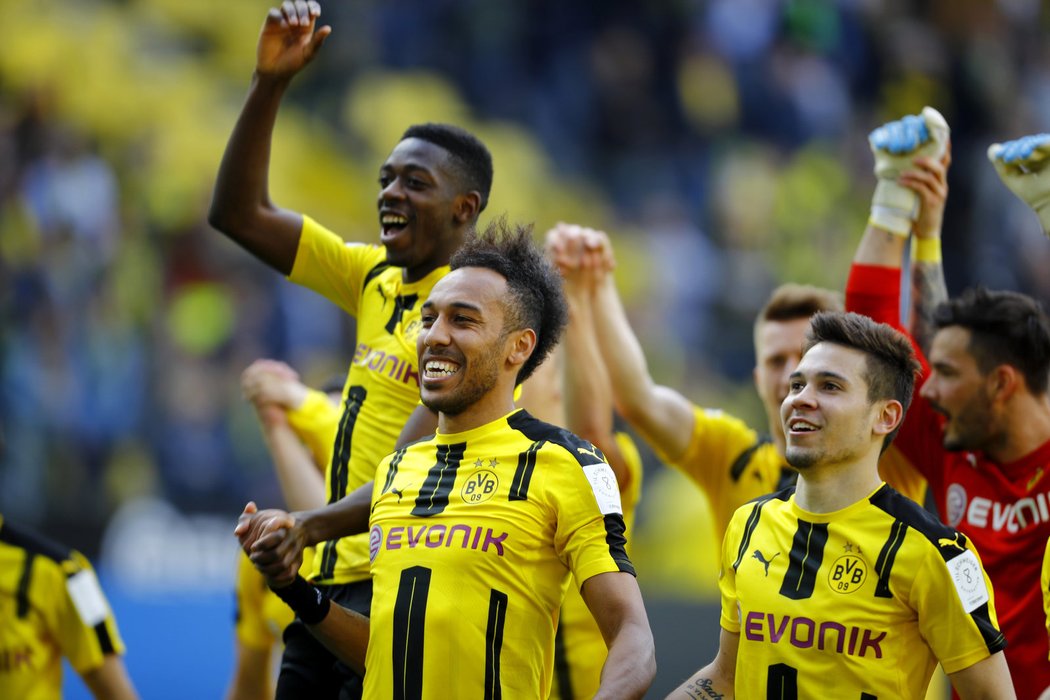 Fotbalisté Dortmundu se radují z triumfu nad Hoffenheimem: zleva Ousmane Dembele, Pierre Emerick Aubameyang a Raphael Guerreiro