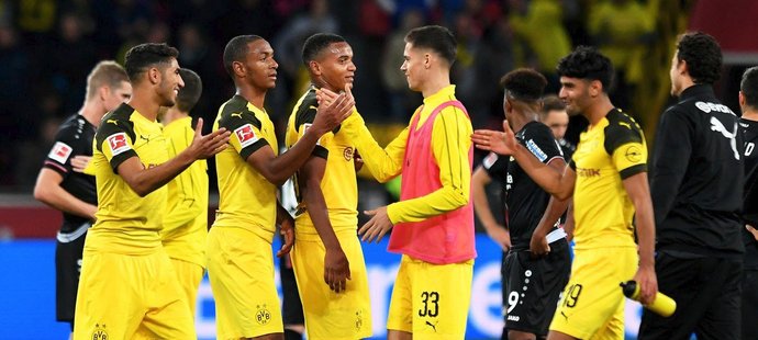 Fotbalisté Dortmundu prohrávali na hřišti Leverkusenu 0:2, přesto zápas otočili a po výhře 4:2 se posunuli do čela tabulky