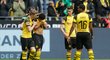 Fotbalisté Dortmundu v 31. kole německé ligy prohráli derby se Schalke 2:4 a na druhém místě tabulky stále ztrácejí bod na vedoucí Bayern Mnichov