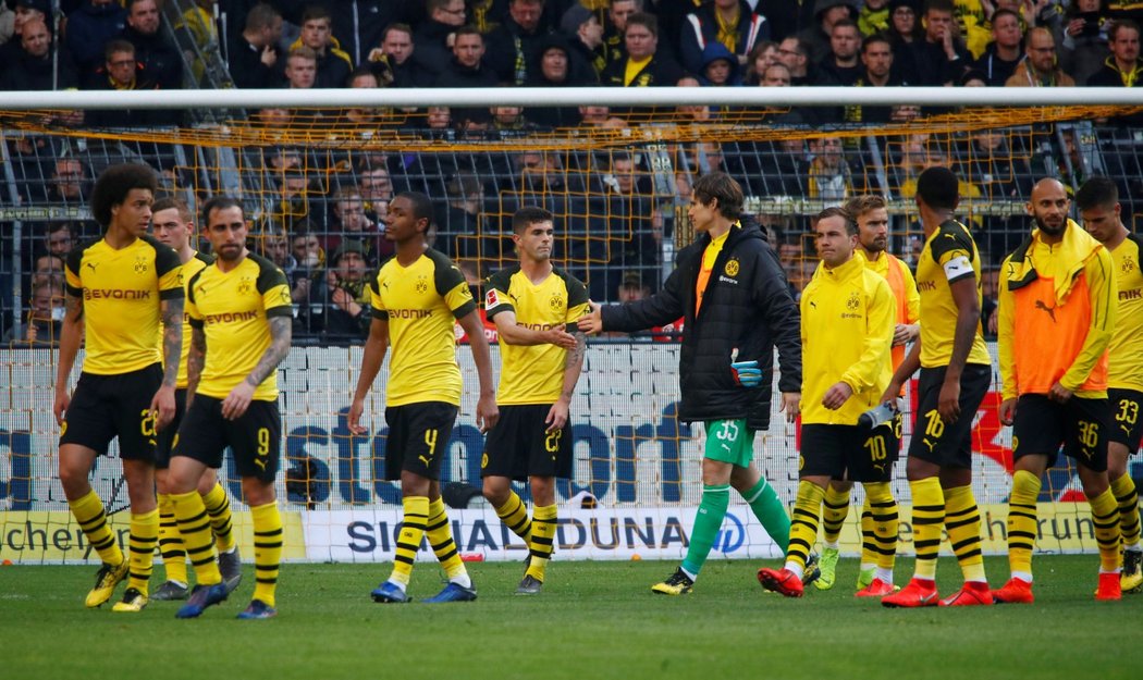 Fotbalisté Dortmundu v 31. kole německé ligy prohráli derby se Schalke 2:4 a na druhém místě tabulky stále ztrácejí bod na vedoucí Bayern Mnichov