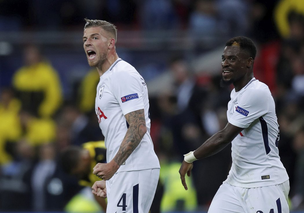 Alderweireld a Aurier se radují z gólu do sítě Dortmundu