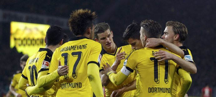 Radost hráčů Dortmundu po vstřelené brance do sítě Stuttgartu.