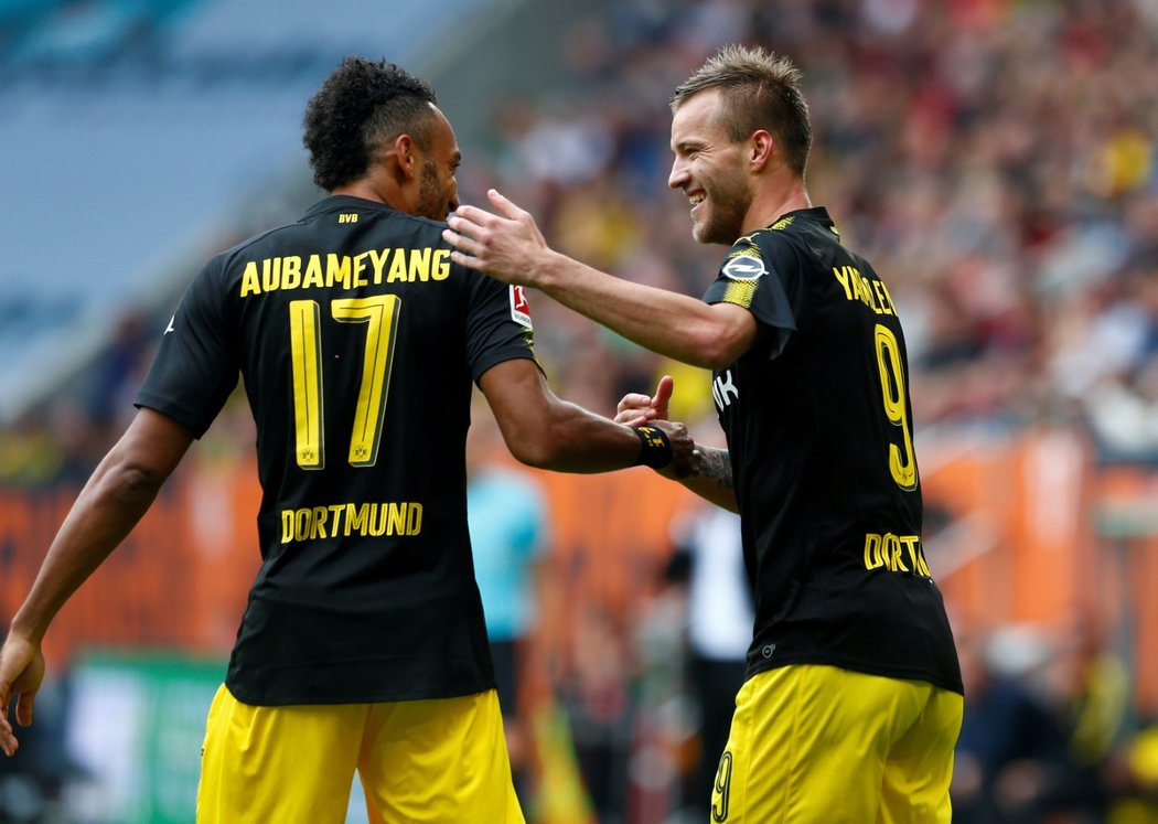 Aubameyang se raduje z branky Dortmundu se spoluhráčem Jarmolenkem