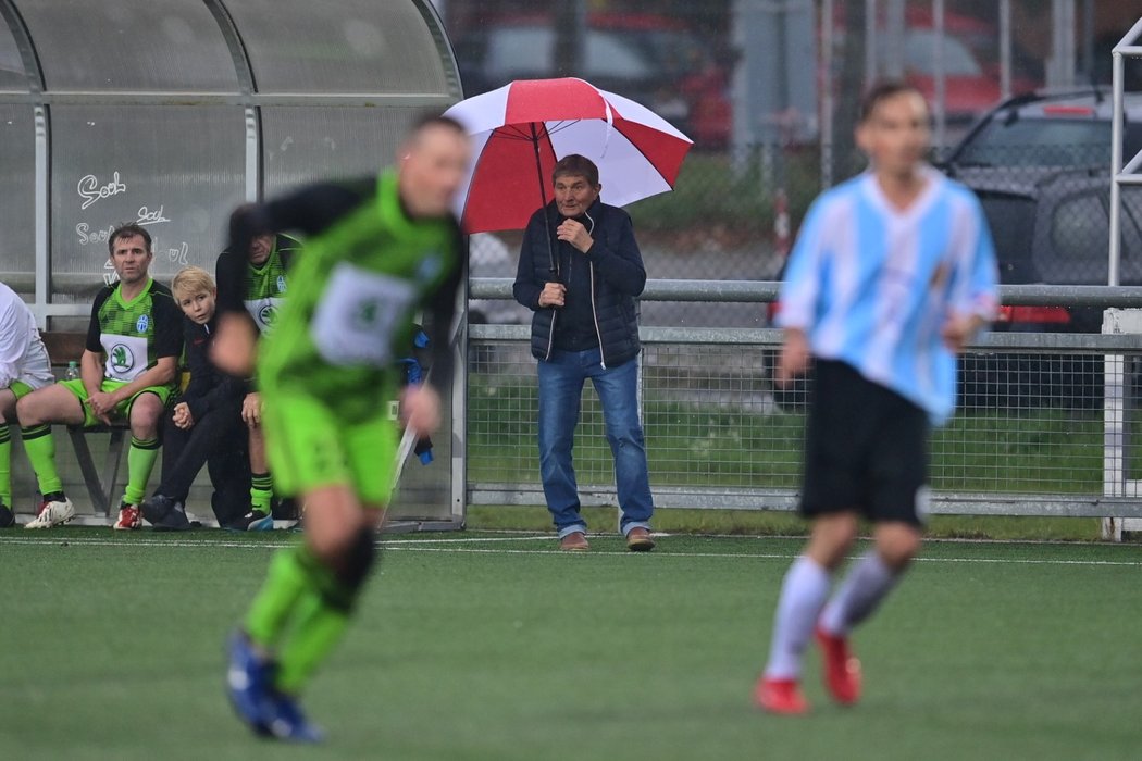 Josef Váňa sleduje duel dostihových týmů AC Taxis vs. FC Oxer