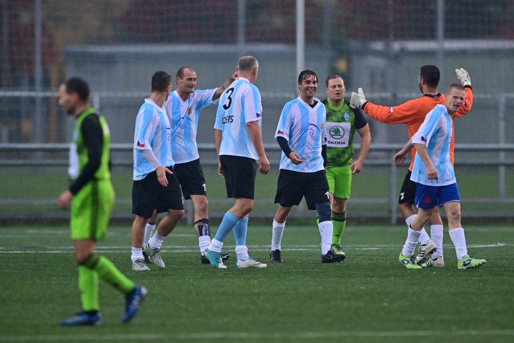 Členové týmu FC Oxer se radují z gólu v dostihové fotbalové exhibici v Mladé Boleslavi