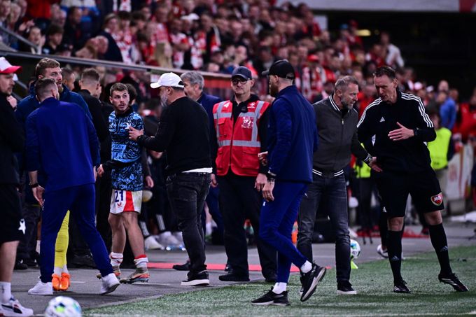 Slavia po derby zakročila! Tribuna Sever uzavřena, Chorý s Douděrou vyřazeni z týmu Slavia po derby zakročila! Tribuna Sever uzavřena, Chorý s Douděrou vyřazeni z týmu