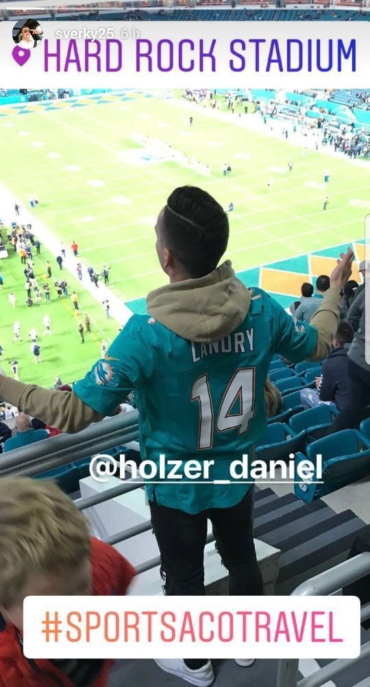 Daniel Holzer si užívá zápas amerického fotbalu Miami Dolphins