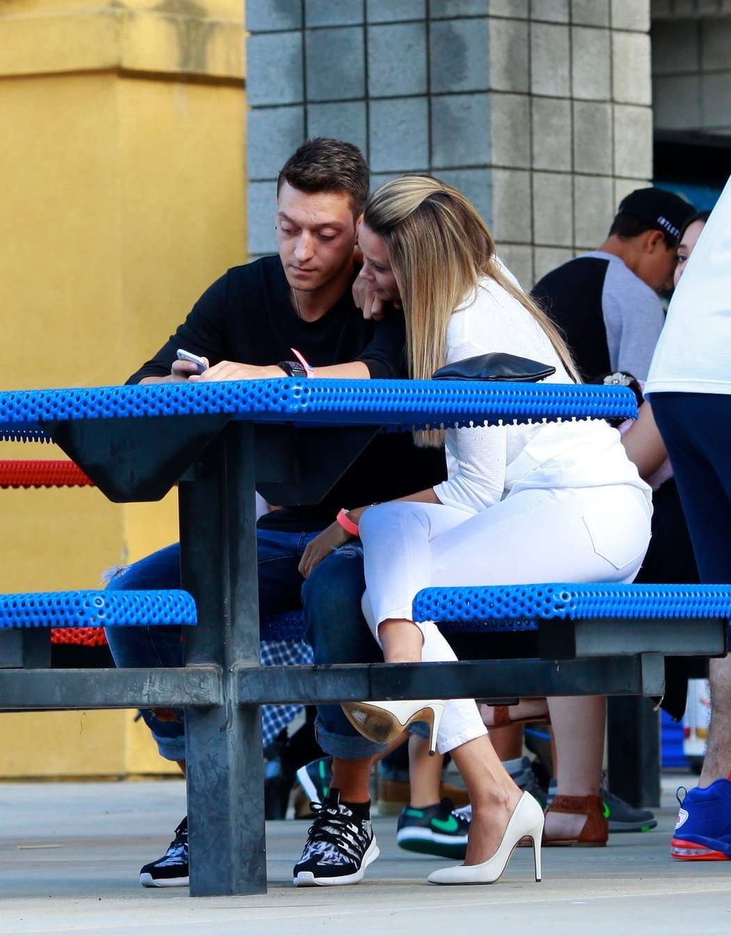 Mesut Özil s přítelkyní Mandy Capristo na charitativní akci v Kalifornii