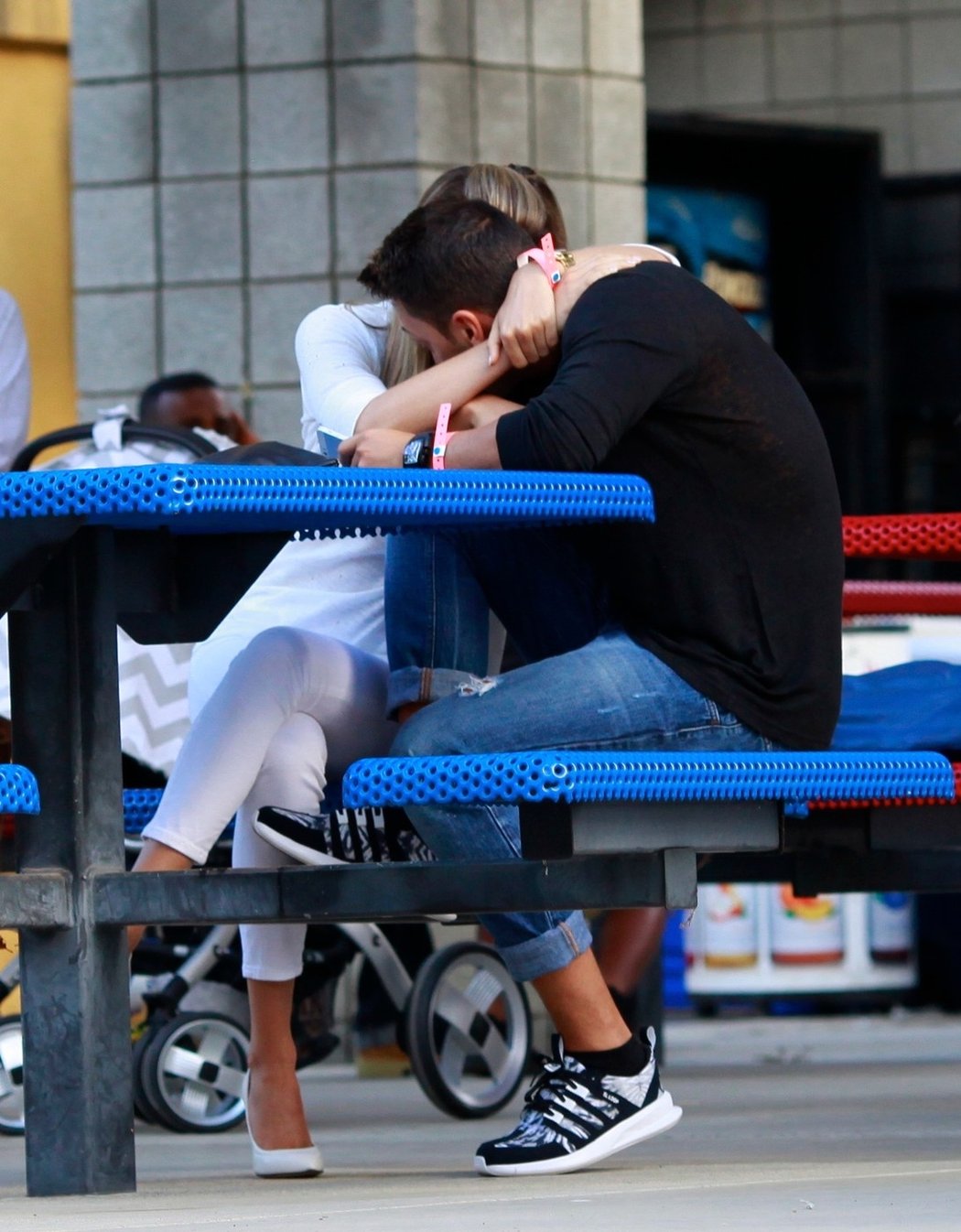 Mesut Özil s přítelkyní Mandy Capristo na charitativní akci v Kalifornii
