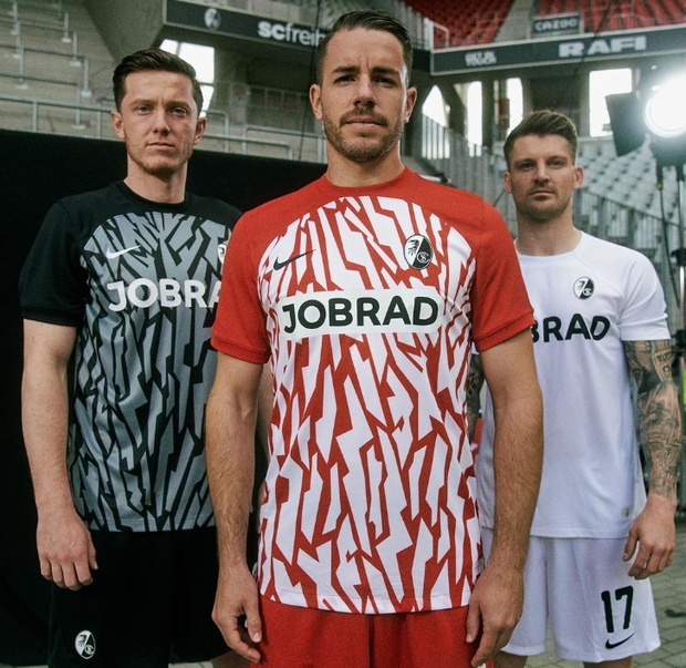 Domácí, venkovní a třetí dres Freiburgu pro novou sezonu Domácí, venkovní a třetí dres Freiburgu pro novou sezonu