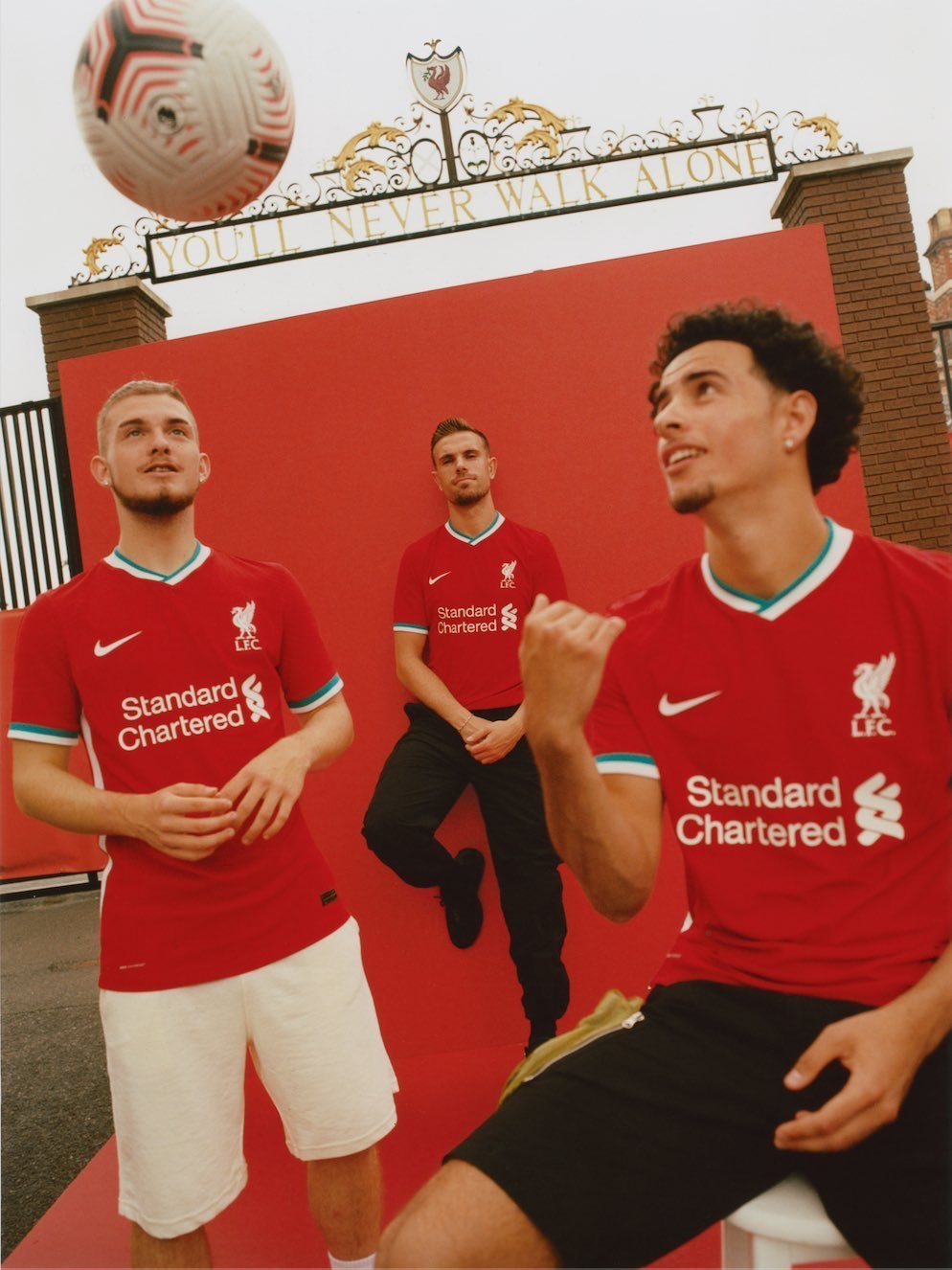 Proužky na rukávech a límečku zdobí nový dres Liverpoolu