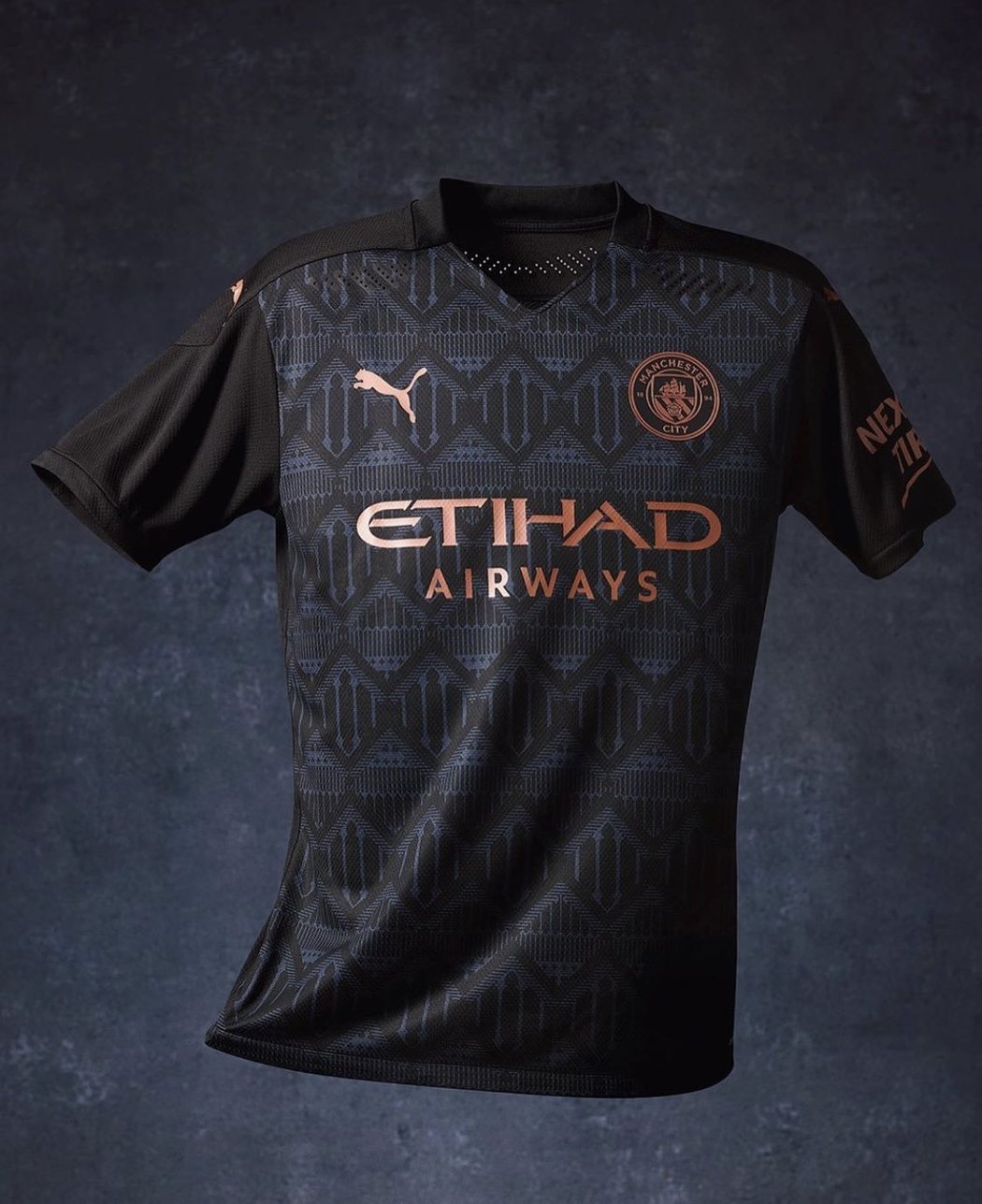 Puma i na venkovní dres Manchester City protlačila ornamenty