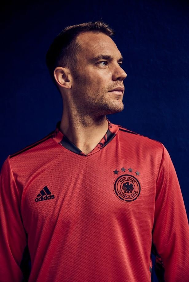 Brankář německé reprezentace Manuel Neuer ve svém novém dresu