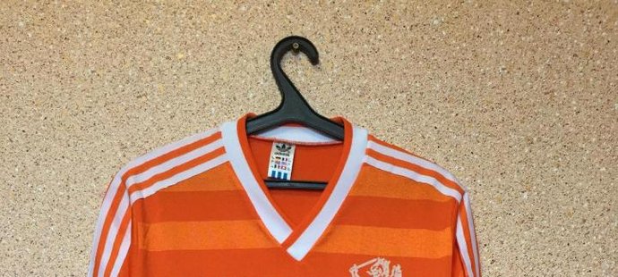 10. místo: Dres, který nizozemská reprezentace oblékala mezi lety 1984 a 1987 nosili třeba Marco van Basten, Ruud Gullit... chcete ho i vy? Připravte si 118 tisíc korun.