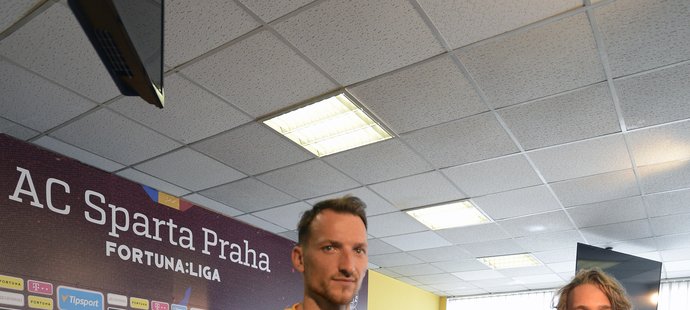 Libor Kozák a Matěj Hanousek pózují u nových dresů Sparty před startem sezony 2019/2020
