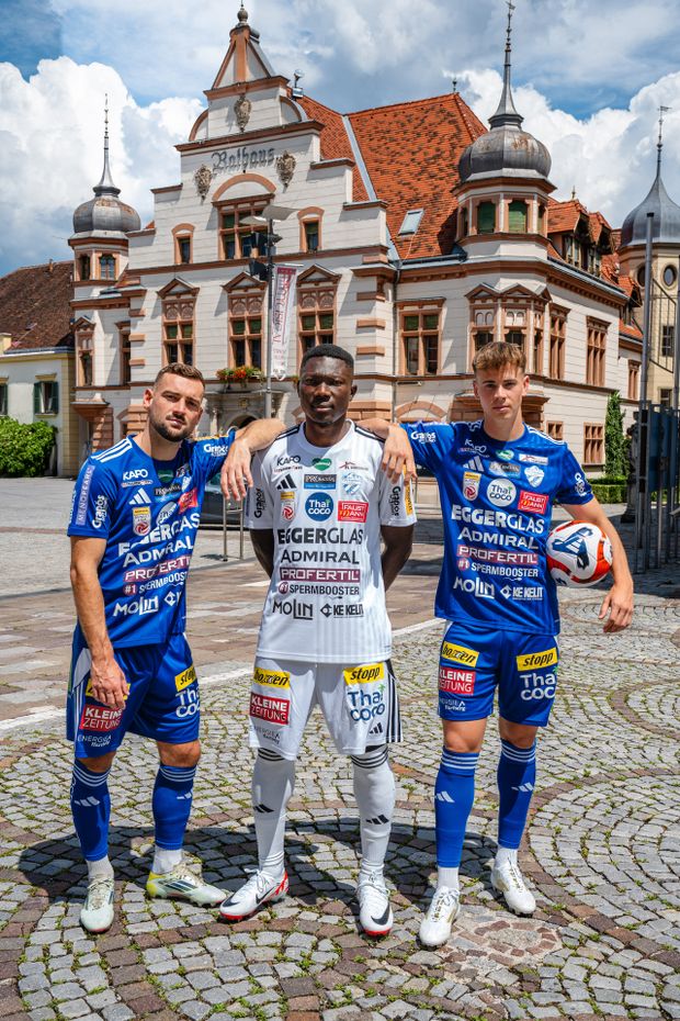 Fotbalisté Hartbergu pózují před radnicí města a fashion designéři pláčí při pohledu na extravagantní trikoty Fotbalisté Hartbergu pózují před radnicí města a fashion designéři pláčí při pohledu na extravagantní trikoty