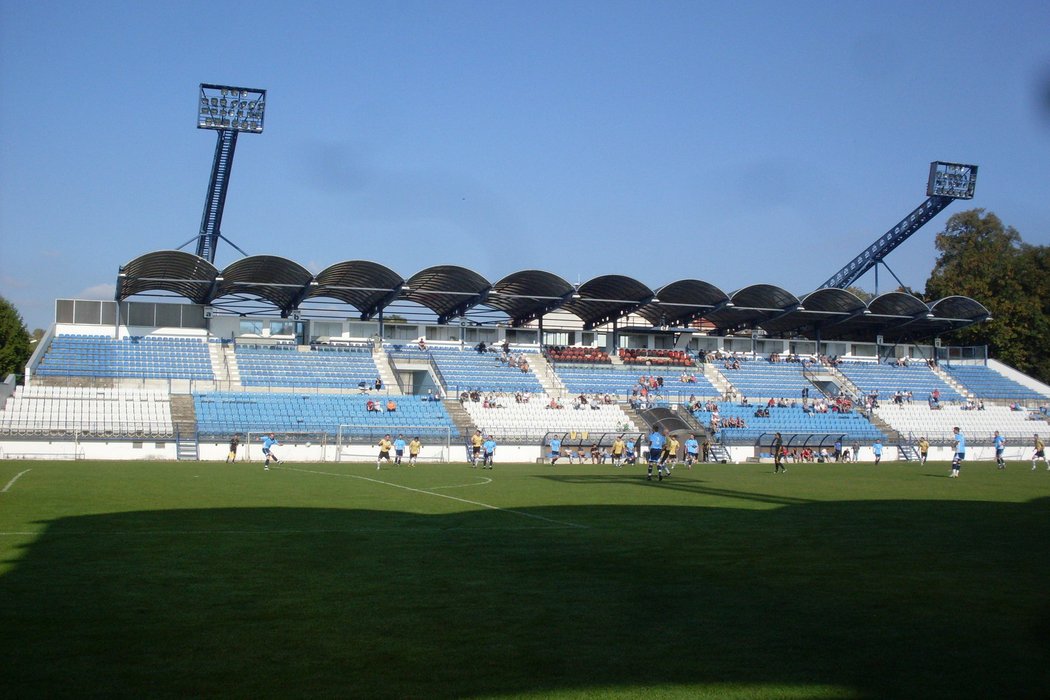 Fotbalový stadion v Drnovicích chátrá, mění se v ruinu