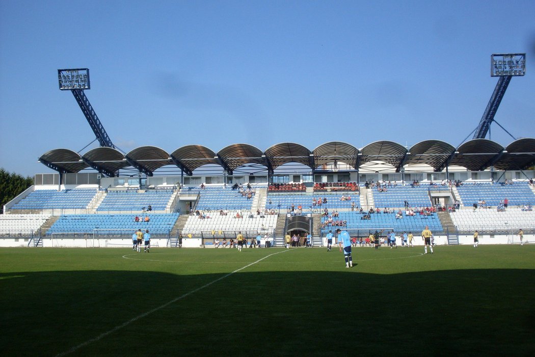 Fotbalový stadion v Drnovicích chátrá, mění se v ruinu