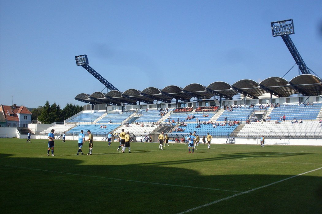 Fotbalový stadion v Drnovicích chátrá, mění se v ruinu