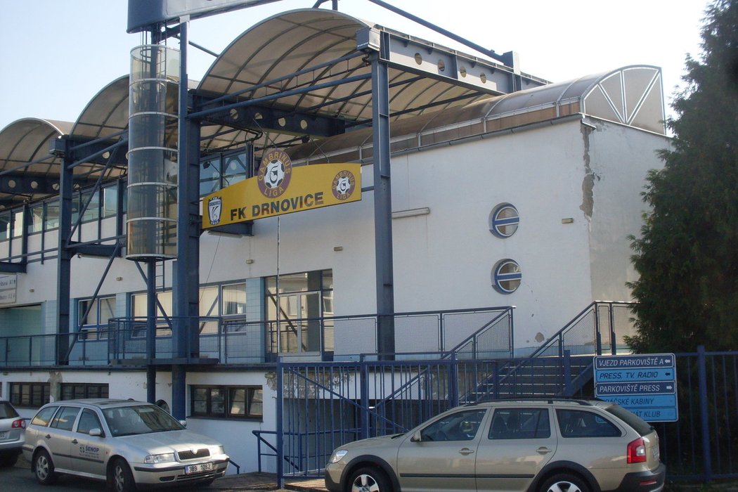 Kdysi prvoligtový stadion v Drnovicích, který hostil i reprezentační utkání